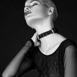 E.L.F. Zhou London Choker En Cuir - Double Buckled Choker 7 E.L.F. Zhou London Choker En Cuir - Double Buckled Choker -Lingerie Soldes choker cuir noir double buckled choker elf zhou