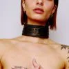 The Sinners Collier Choker En Cuir Molletonné Et Attaches Dorées -Lingerie Soldes collier classic or