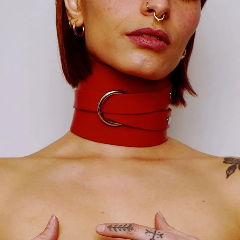 The Sinners Choker En Cuir Effet Minerve Avec Lanières Croisées - Rouge 4 The Sinners Choker En Cuir Effet Minerve Avec Lanières Croisées - Rouge – Image 2