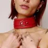 Choker En Cuir Molletonné Rouge Et Attaches Argentées