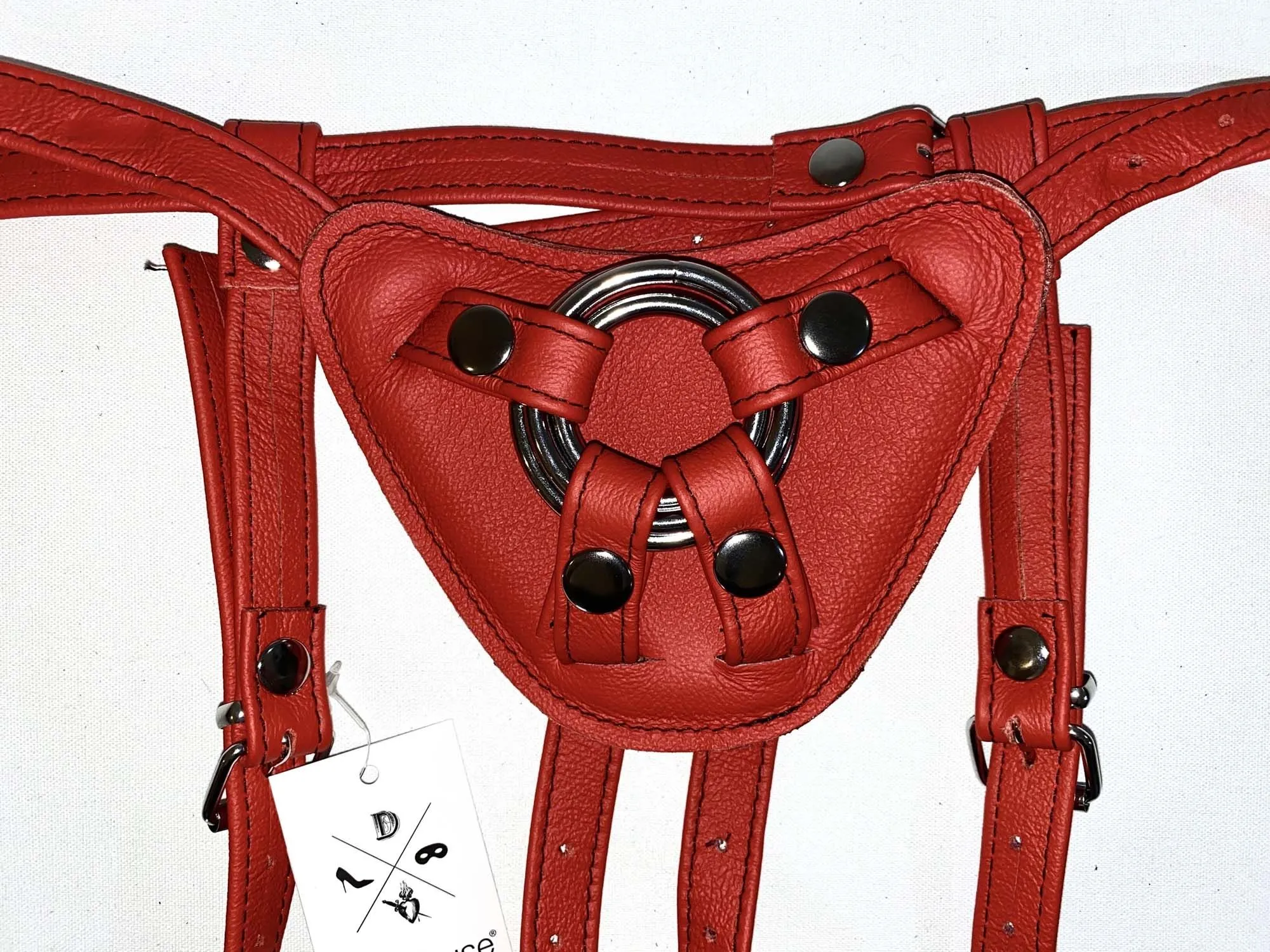 Dollhouse Harnais Pour Gode-ceinture Avec Plastron Amovible - Cuir Souple Rouge 4 Dollhouse Harnais Pour Gode-ceinture Avec Plastron Amovible - Cuir Souple Rouge – Image 2