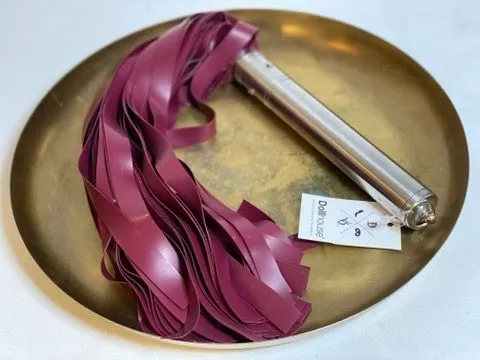 Dollhouse Martinet - Latex Bordeaux Et Acier Brossé 3 Dollhouse Martinet - Latex Bordeaux Et Acier Brossé