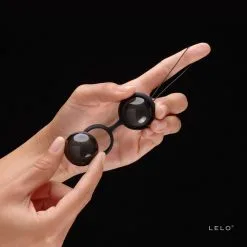 LELO Boules De Geihsa Luna Beads Noires -Lingerie Soldes lunabeads noir hands 1