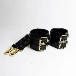 E.L.F. Zhou London Menottes En Cuir Et Or - Studded Double Cuffs -Lingerie Soldes menottes bdsm cuir et or studded double cuffs deface