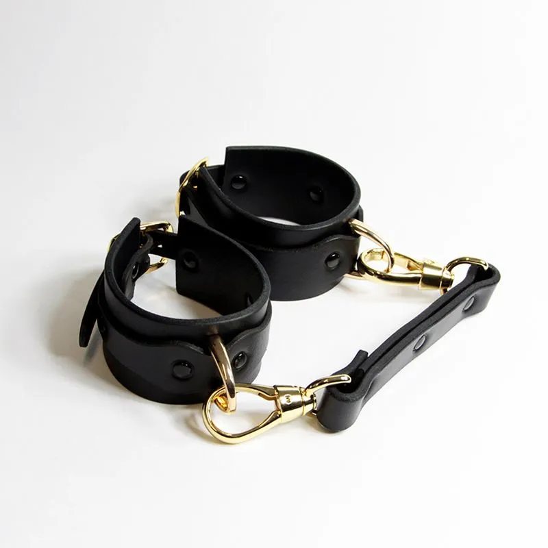E.L.F. Zhou London Menottes En Cuir Et Or - Studded Cuffs 4 E.L.F. Zhou London Menottes En Cuir Et Or - Studded Cuffs – Image 2