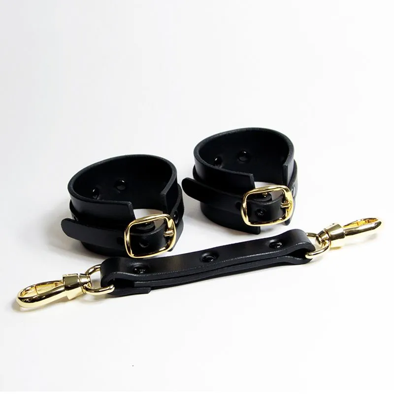 E.L.F. Zhou London Menottes En Cuir Et Or - Studded Cuffs 3 E.L.F. Zhou London Menottes En Cuir Et Or - Studded Cuffs