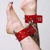 The Sinners Chevillères En Cuir Avec Pics Et Mousqueton - Rouges -Lingerie Soldes menottes chevilles pics rouge 1