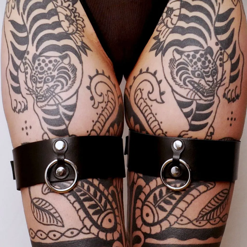 Menottes De Cuisses En Cuir 3 Menottes De Cuisses En Cuir