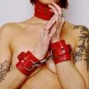 The Sinners Menottes Larges En Cuir épais - Rouges -Lingerie Soldes menottes rigide rouges