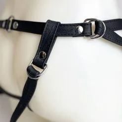 The Sinners Harnais Pour Gode-ceinture Avec Attaches D-Ring - Cuir Souple Noir -Lingerie Soldes strapon noir ouvert doubleanneaux grosplananneaux 1