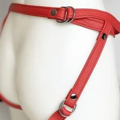 The Sinners Harnais Pour Gode-ceinture Avec Plastron Amovible Et Attaches D-Ring - Cuir Souple Rouge -Lingerie Soldes strapon rouge plein anneaux grosplananneau 1