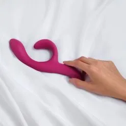 We-Vibe Vibromasseur Rabbit Contact Permanent - Nova 2 Fuschia 17 We-Vibe Vibromasseur Rabbit Contact Permanent - Nova 2 Fuschia -Lingerie Soldes wvi nova2 lifestyle hand jpg 3