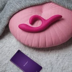 We-Vibe Vibromasseur Rabbit Contact Permanent - Nova 2 Fuschia 18 We-Vibe Vibromasseur Rabbit Contact Permanent - Nova 2 Fuschia -Lingerie Soldes wvi nova2 lifestyle pillow app tif 8