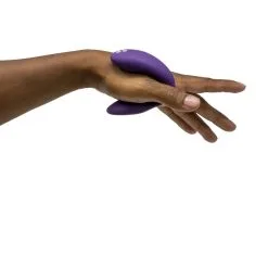 We-Vibe Vibromasseur Télécommandé Pour Couple Chorus - Violet -Lingerie Soldes wvi chorus purple product image with hand 2 1